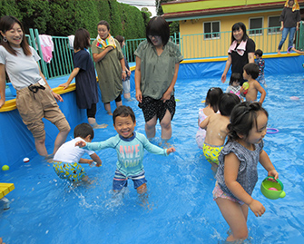 プールで水遊び